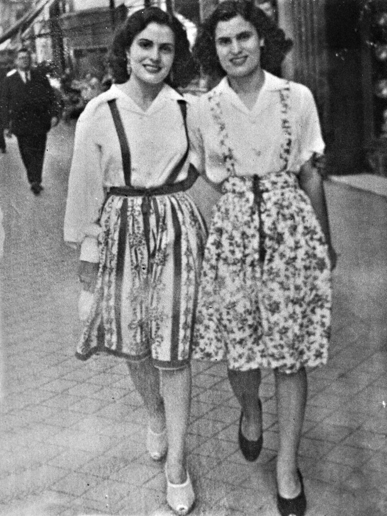 Amália Ridrigues junto a su hermana Celeste.