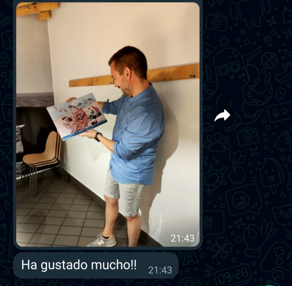 Cliente mirando su caricatura personalizada.