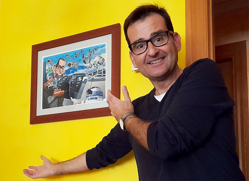 Persona posando con su caricatura.