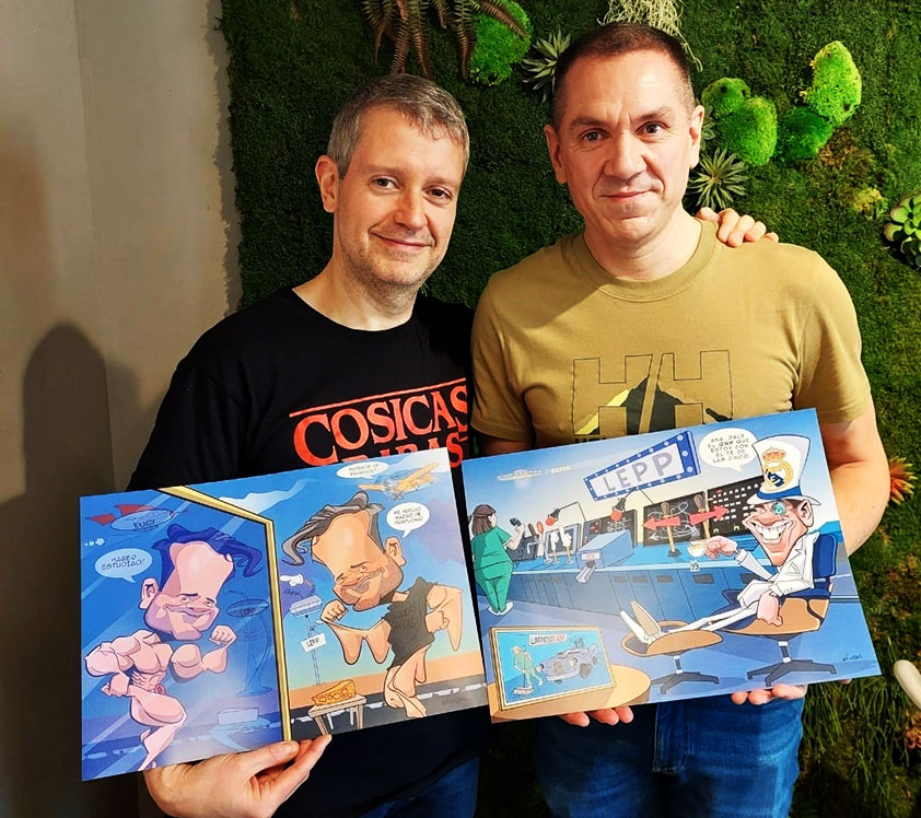 Clientes posando con sus caricaturas personalizadas