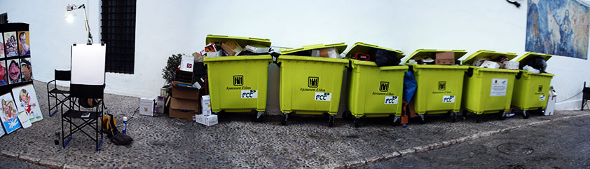 Caballete de dibujo, junto a contenedores de basura