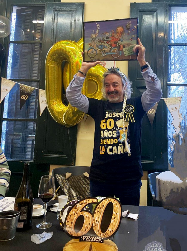 Cliente mostrando su caricatura persoalizada por foto.