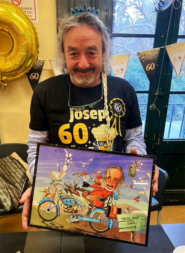 Cliente mostrando su caricatura persoalizada por foto.