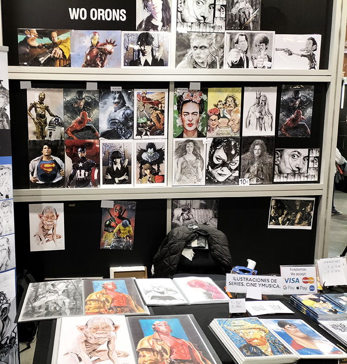 Fotografía de un stand de fan art.