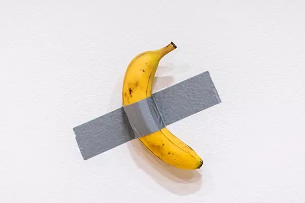 "Banana pegada con una cinta a una pared"