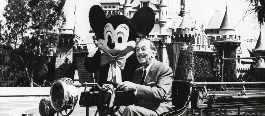 "Walt Disney y Mickey Mouse en Disneyland"