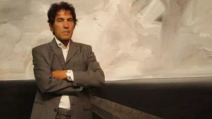 "El artista Salvatore Garau posando junto a su Escultura Invisible"