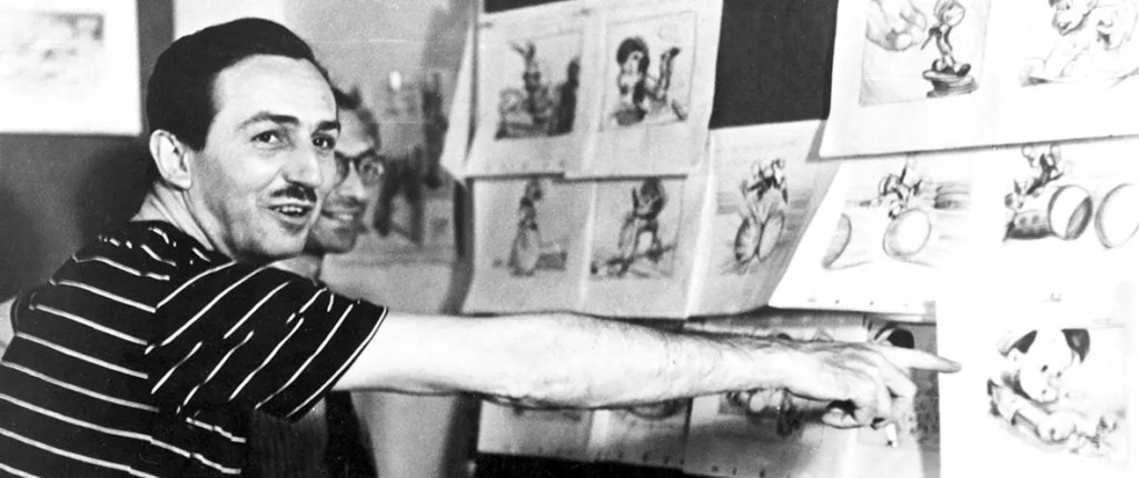 "Walt Disney en su estudio junto a los bocetos de Pinocho"